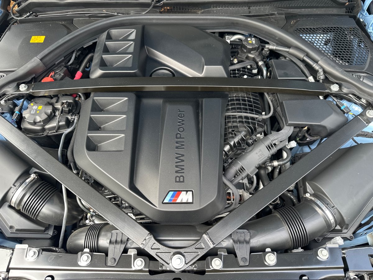 BMW M2 のエンジンルーム。S58と補強のブレース